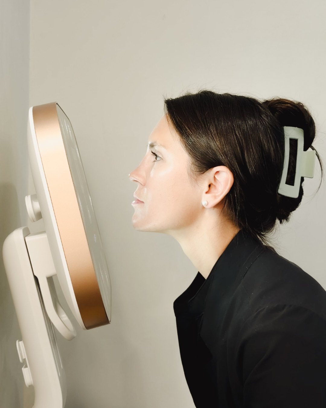 A client facing the Aura 3D scanner